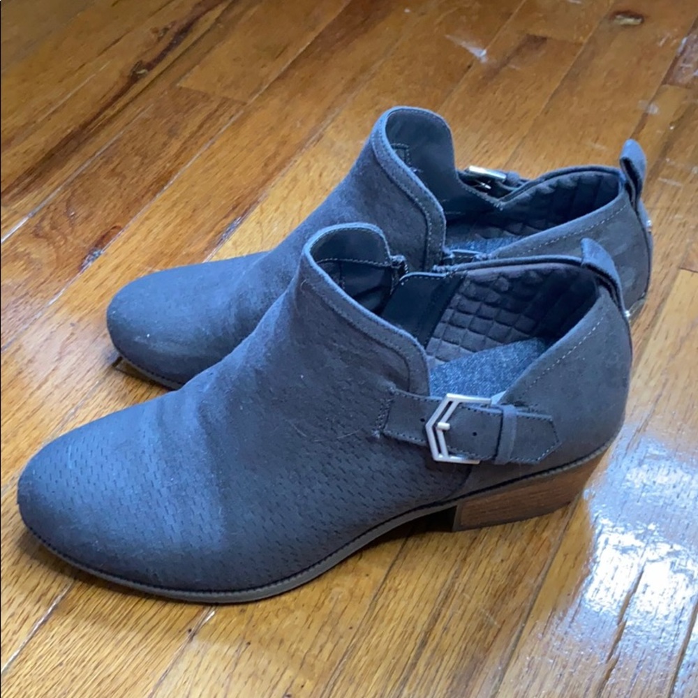 Super comfortable Dr. Scholl’s gray bootie, size 7